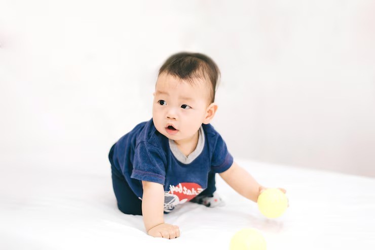tummy time bayi, stimulasi motorik bayi, milestone bayi 1 bulan, perkembangan bayi 6 bulan, tummy time 3 bulan, cara tummy time yang benar, bayi tengkurap, latihan bayi angkat kepala, tips tummy time